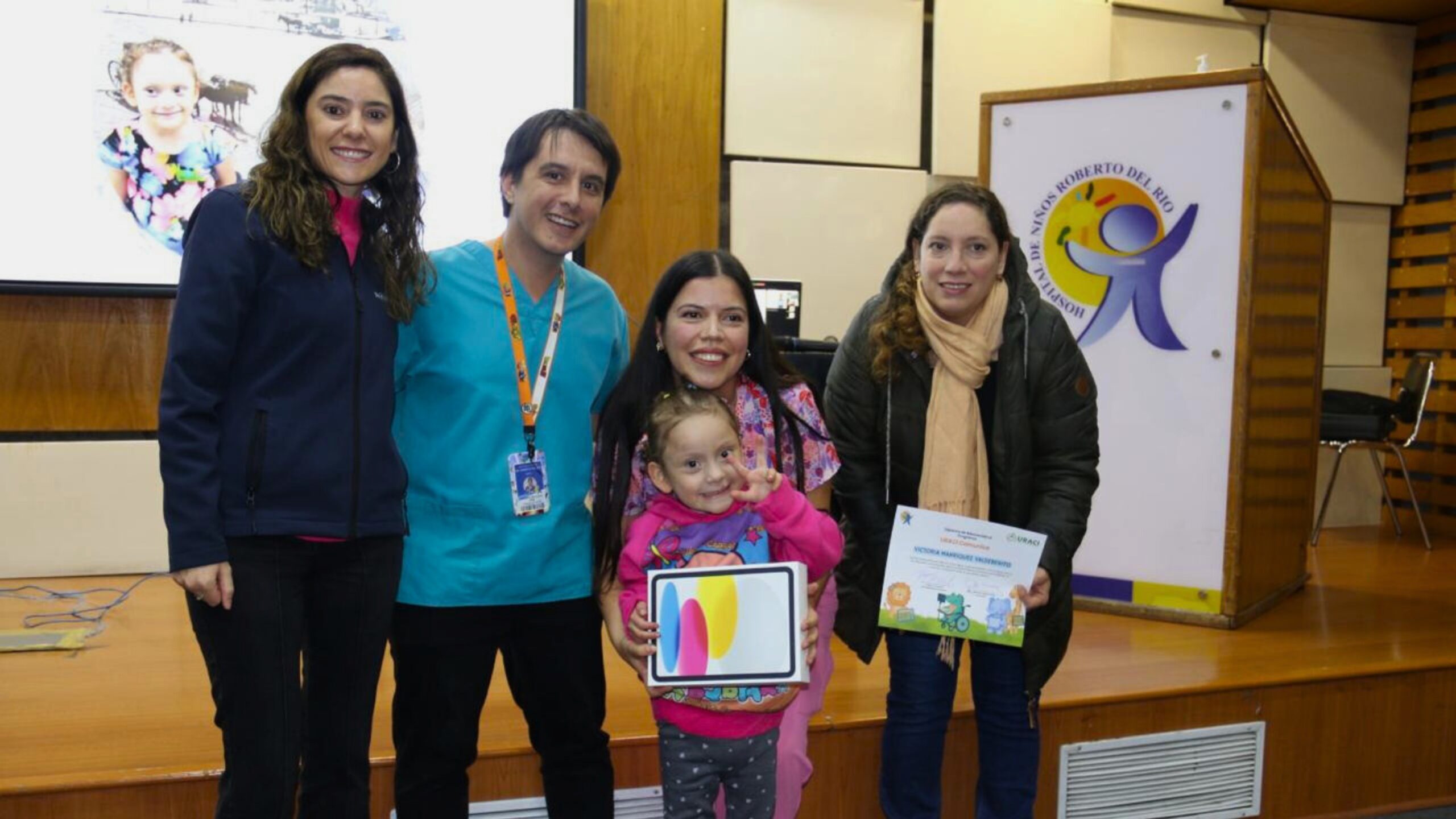 Tecnología que conecta: niños y niñas del Hospital Dr. Roberto del Río reciben iPads para potenciar sus terapias de comunicación