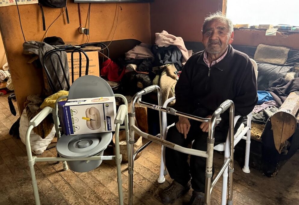 Adultos mayores con movilidad reducida de San Juan de la Costa reciben ayudas técnicas para mejorar su calidad de vida