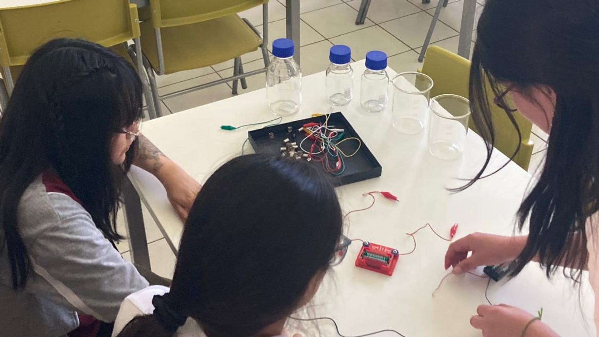 Escuela Teresa Brown de La Calera incorpora innovador laboratorio móvil para promover la ciencia en sus alumnas